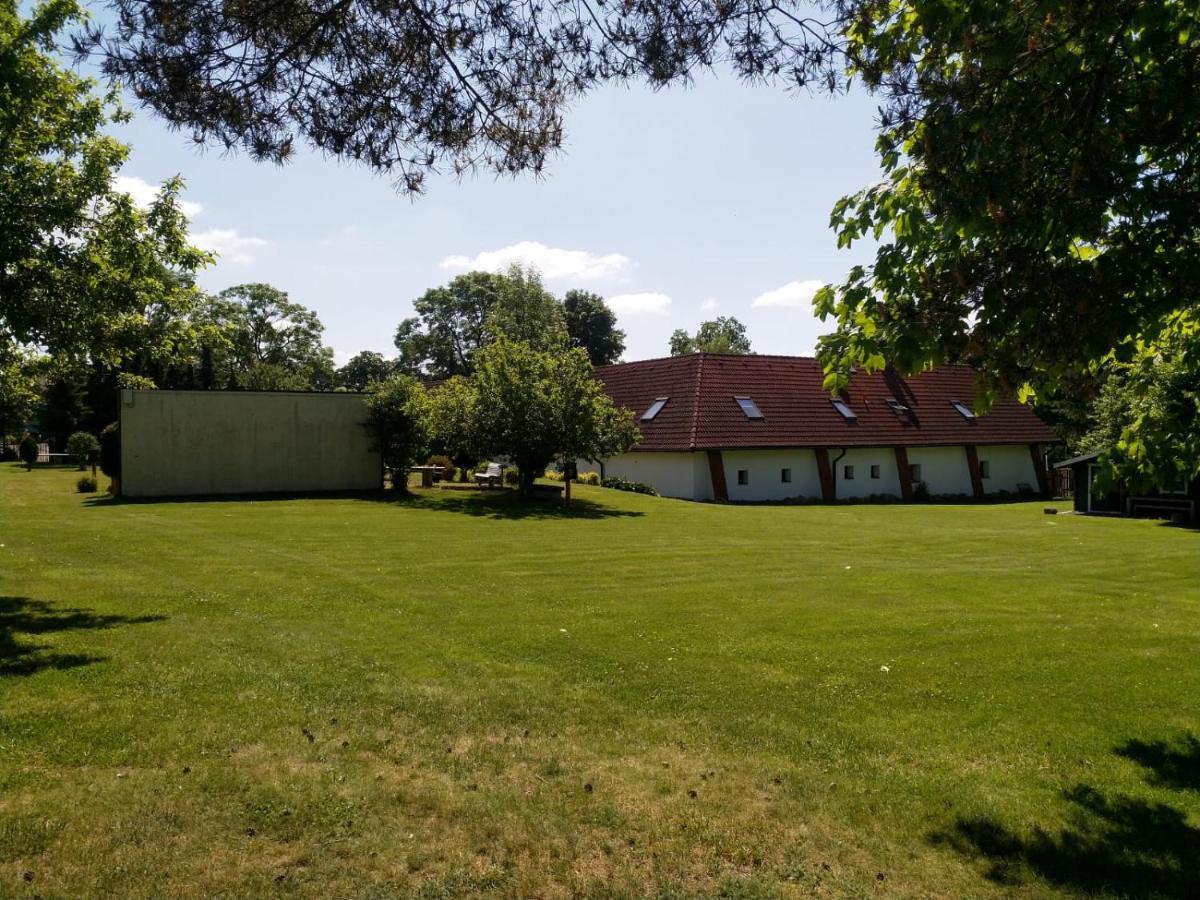 Camping & Guest House Pliskovice Mirovice ภายนอก รูปภาพ